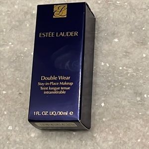 Ester Lauder. Double wear. Stay in place make up. Warm vanilla. Color 2w0